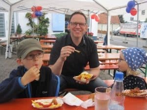 Das Bild zeigt Kinder und ihren Vater beim Essen.