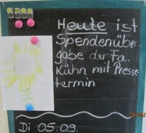 Eine Tafel mit Text über eine Spendenaktion