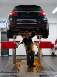 Mitarbeiter arbeitet an der Hebebühne